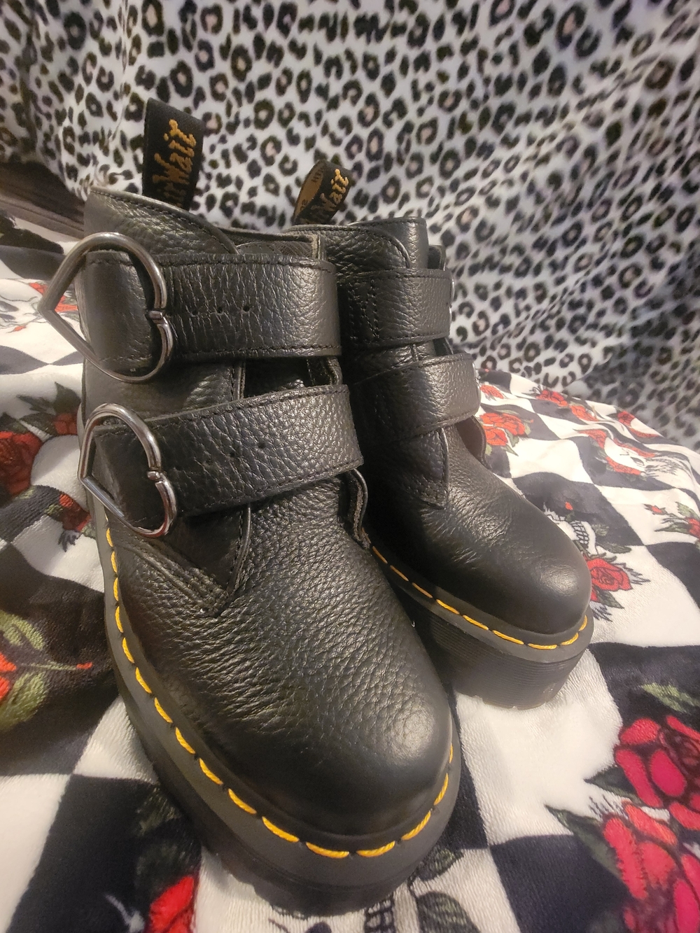 Wmns 7US Dr. Marten Devin Heart Boots - Picture 5 of 7